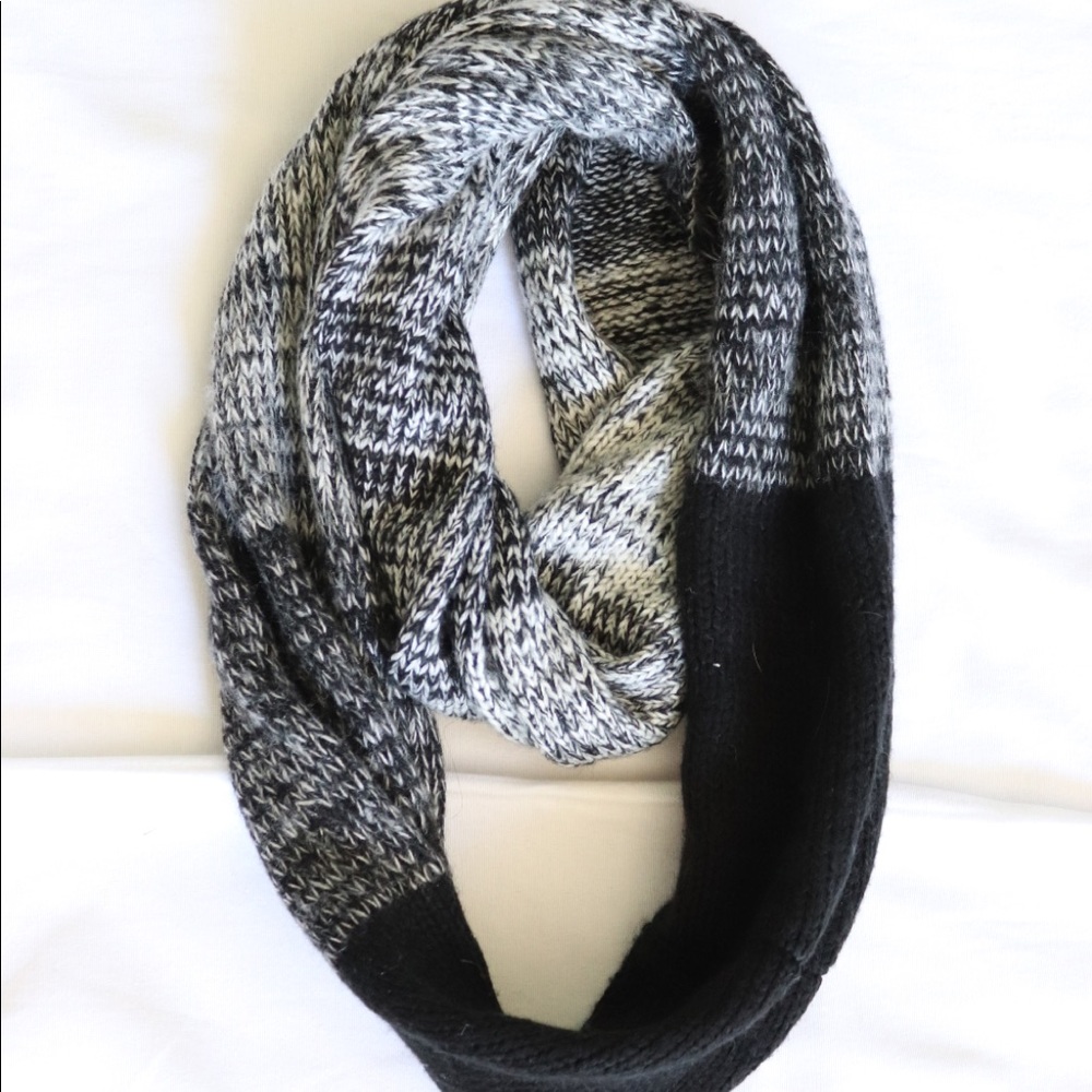 Jessica Simpson knit infinity scarf